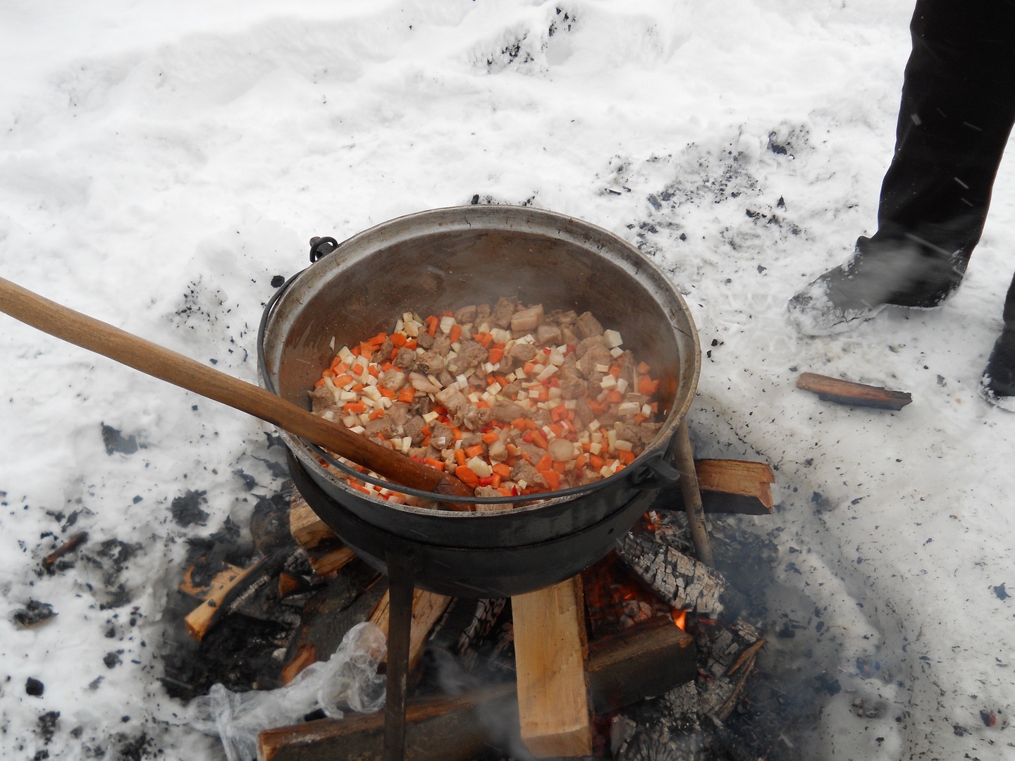 Gulaschsuppe aus dem Dutch Oven